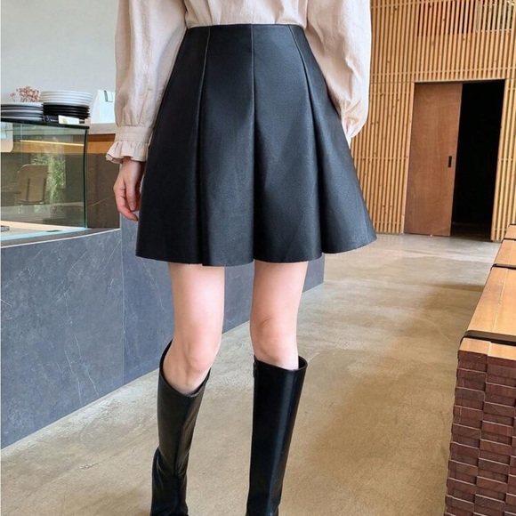 Pleated faux leather black skirt - Picture 2 of 5